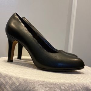 CLARKS ROUND TOE BLACK LEATHER PUMPS 9M